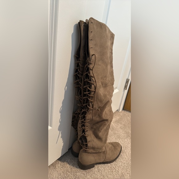 Knee high tan lace up boots - Picture 3 of 7